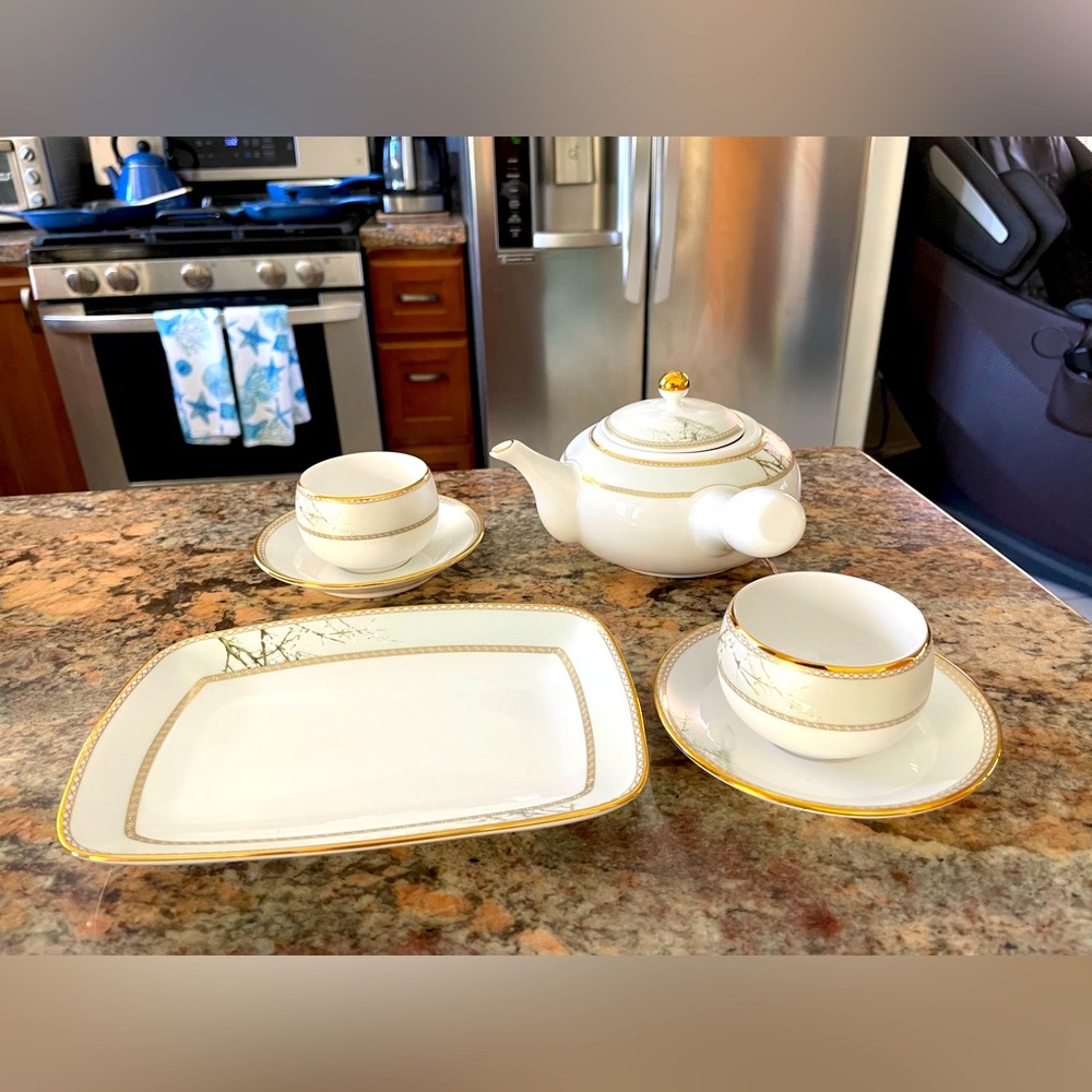 Haeng Nam Elegant Bone China Teapot Set
